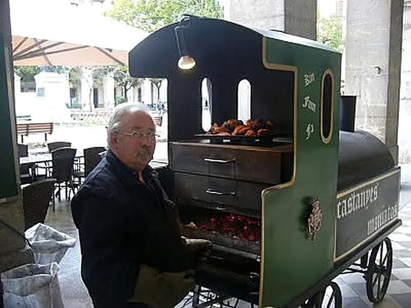 En Paco al costat del trenet, amb les brases enceses i els moniatos a sobre